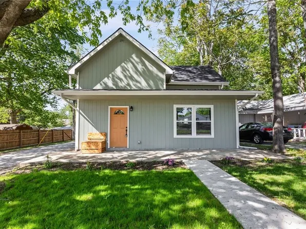 213 E Red Jacket St, Ottawa, KS 66067