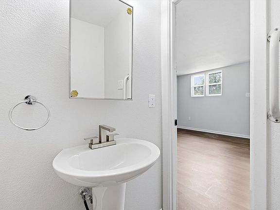 5th image of 924 W Huntington Ave #A