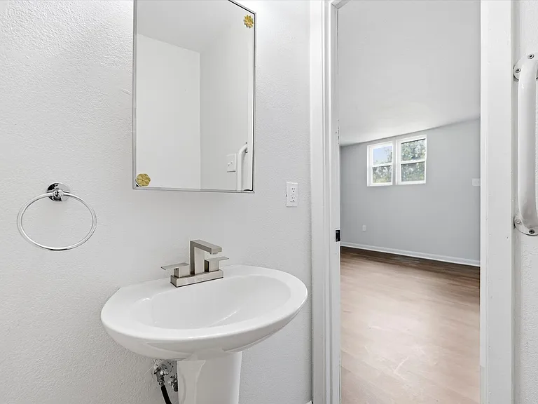 924 W Huntington Ave — Photo 4