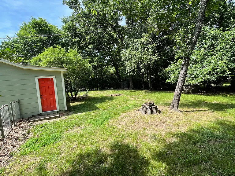 1137 N Hillcrest Ave — Photo 15