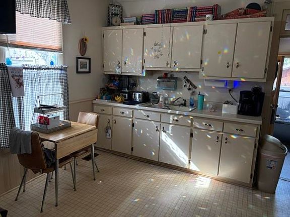 3rd image of 314 E 7th St