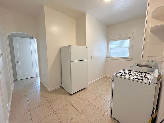 4th image of 827 24th St APT 4