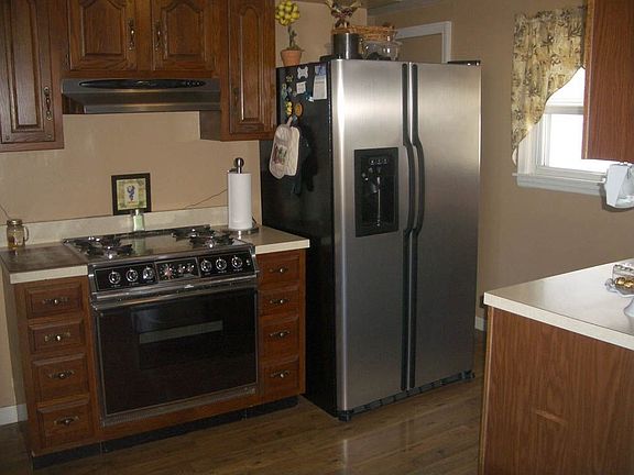 Kitchen w/ Stainless appliances!