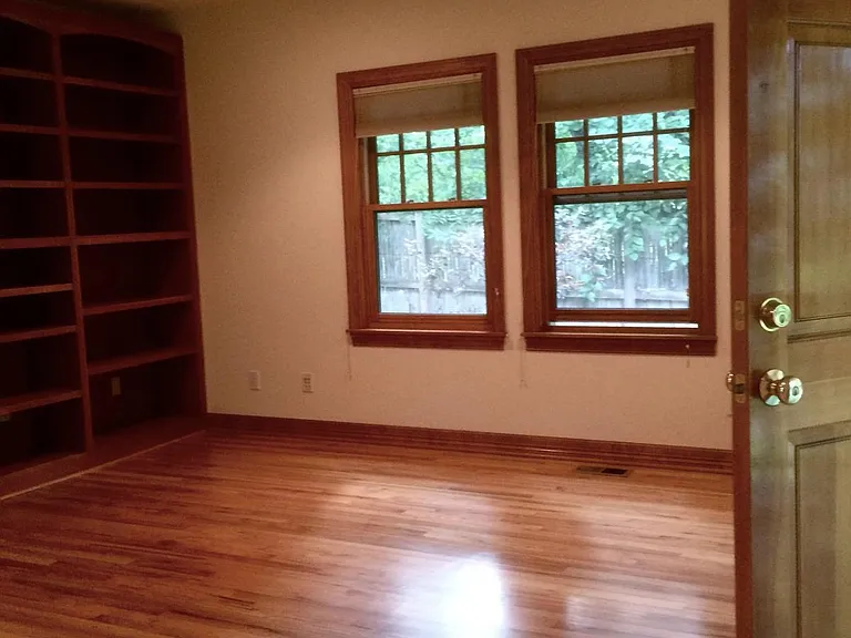 Bedroom (1/2)