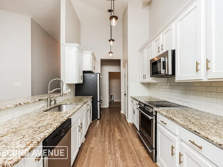 100 Clark Dr — Photo 6