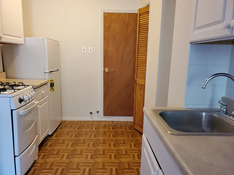316 E 6th St #8 — Photo 3