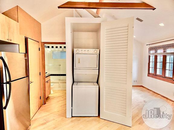 4th image of 1449 Calumet Ave #B