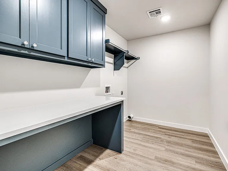 610 W 2nd St #100 — Photo 28