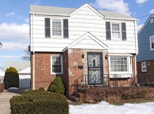 318 White Rd, Mineola, NY 11501
