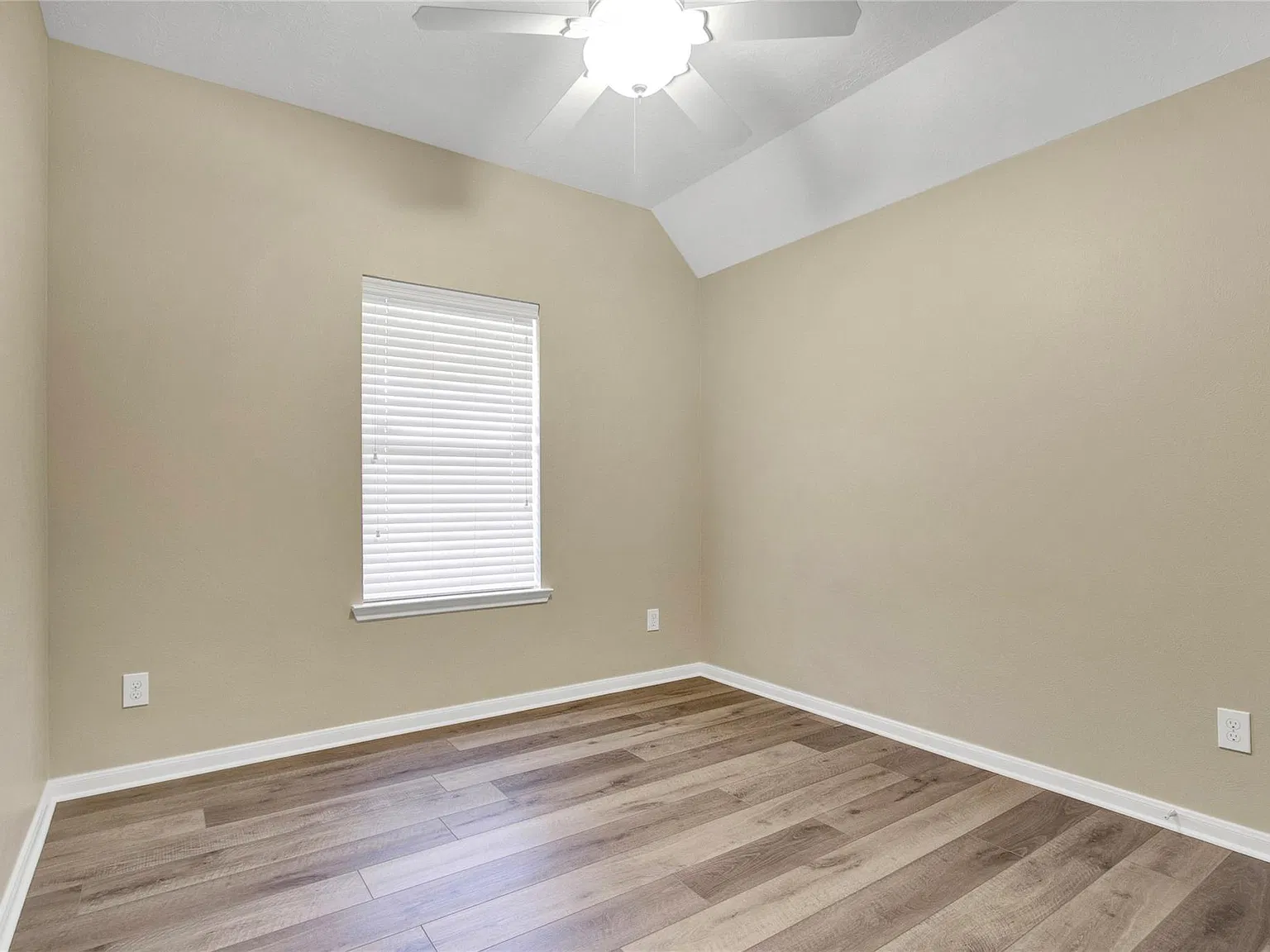 4 bed, 3.0 bath, 2044 sqft, $2,400 — Photo 4