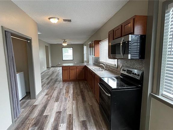 4th image of 566 Francis St