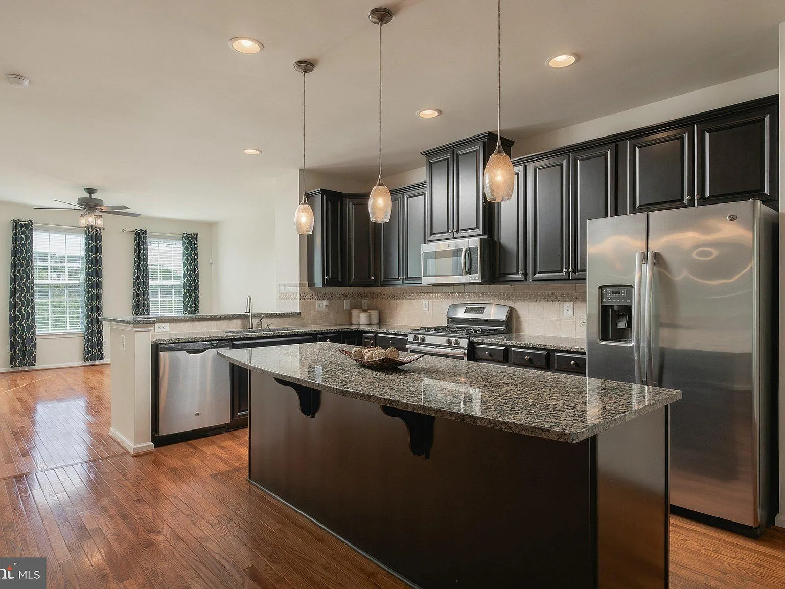 3 bed, 3.5 bath, 2418 sqft, $3,500 — Photo 2