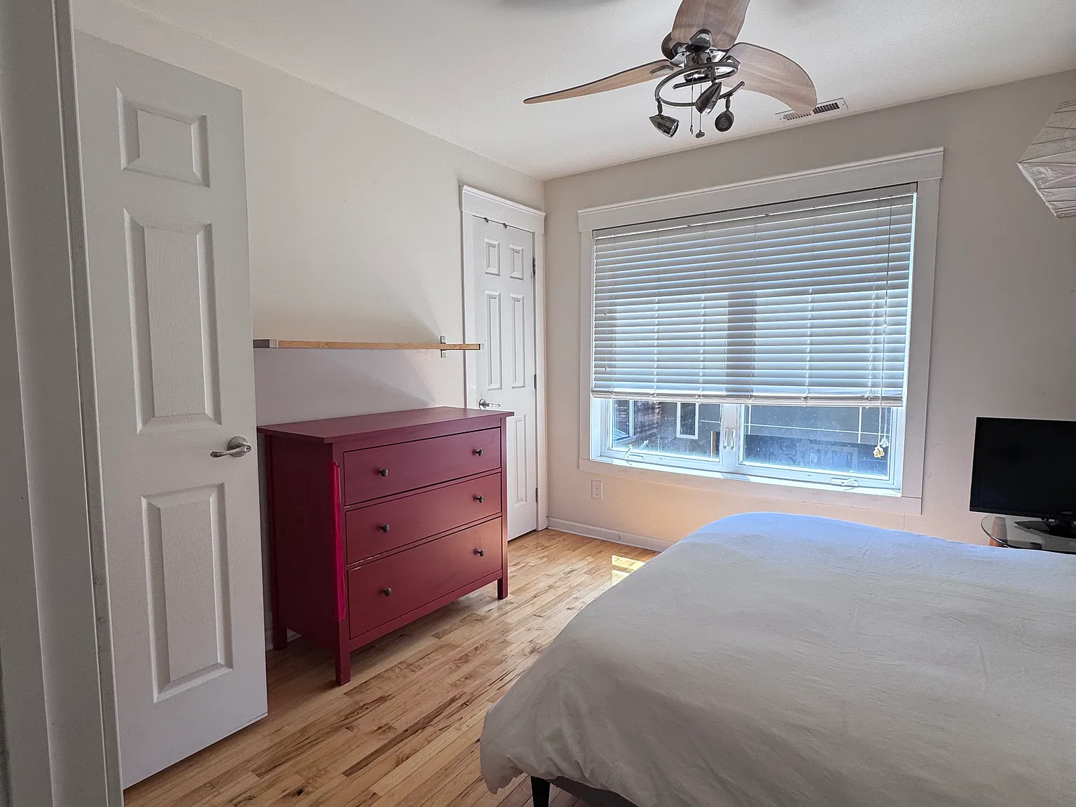 2 bed, 1.5 bath, 955 sqft, $1,300 — Photo 3