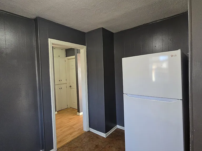 1332 N Erie St — Photo 18