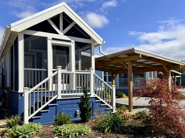 40 Strolling Easy Ln, Flat Rock, NC 28731