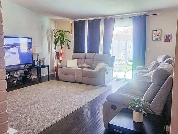 3rd image of 1046 W Holguin St