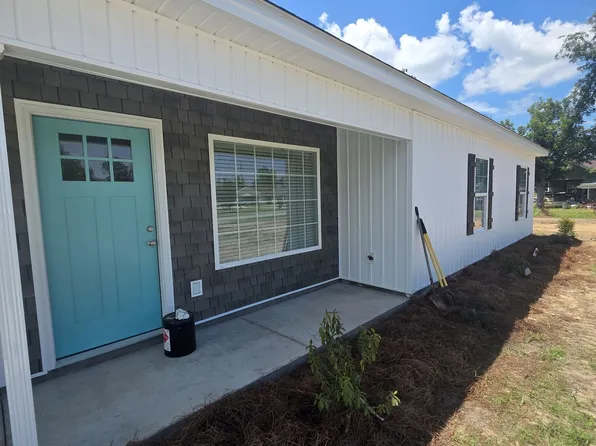 42 4th Ave, Hazlehurst, GA 31539