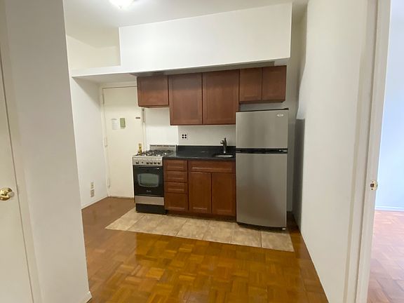 4th image of 304 W 92nd St APT 4D