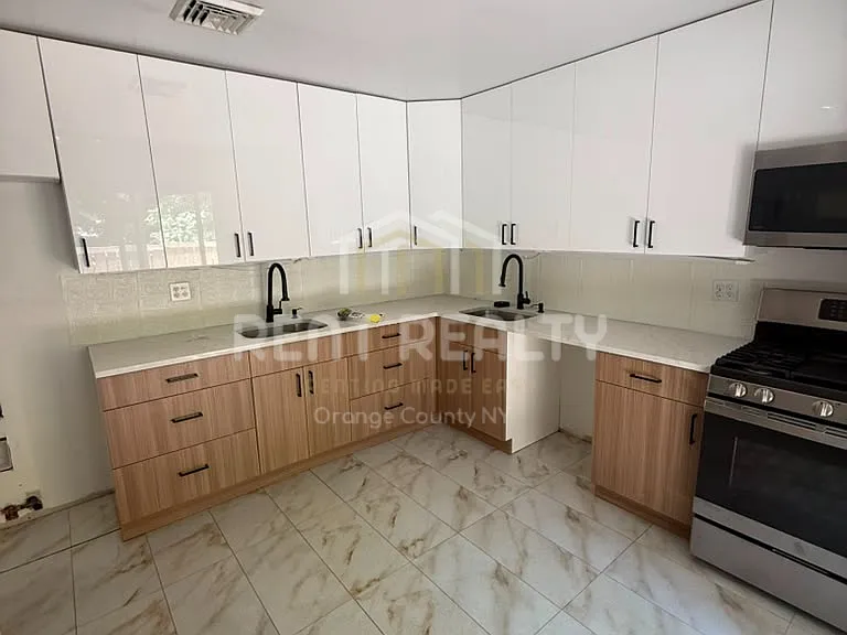 12 Round Lake Ave — Photo 5