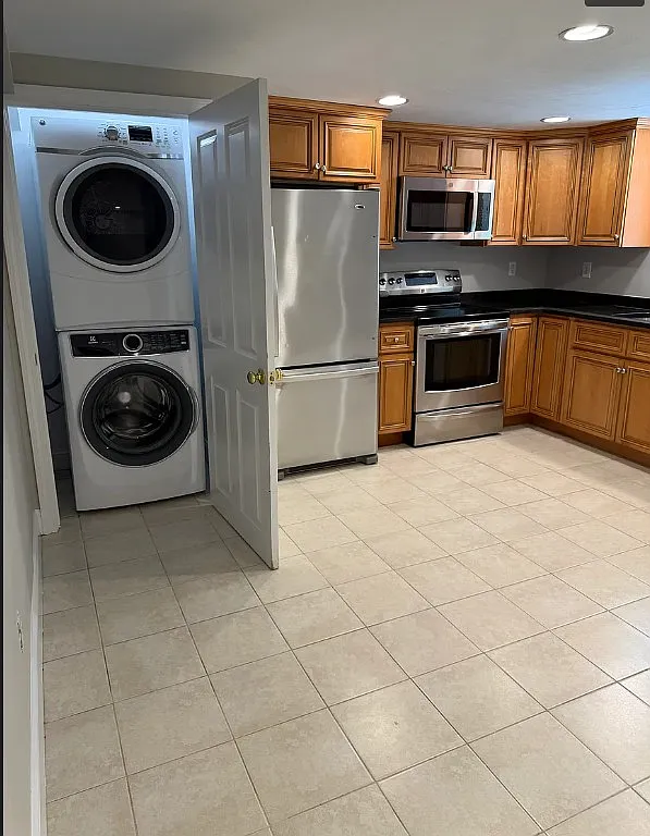3 bed, 1000 sqft, $2,050 — Photo 3