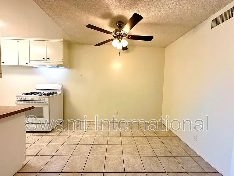1535 W 102nd St #6 — Photo 4
