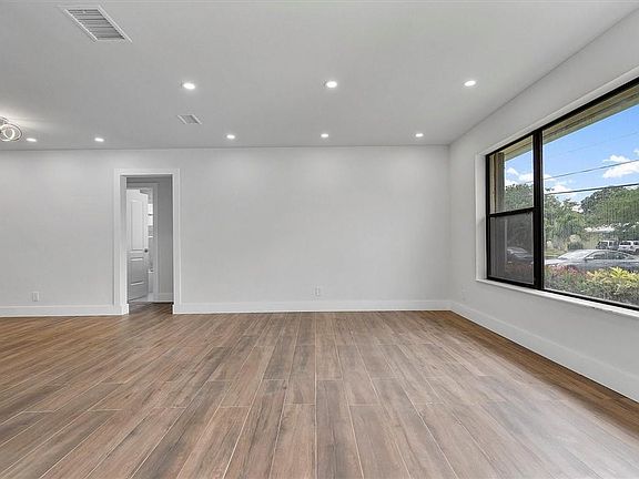 4th image of 2211 N 40th Avenue