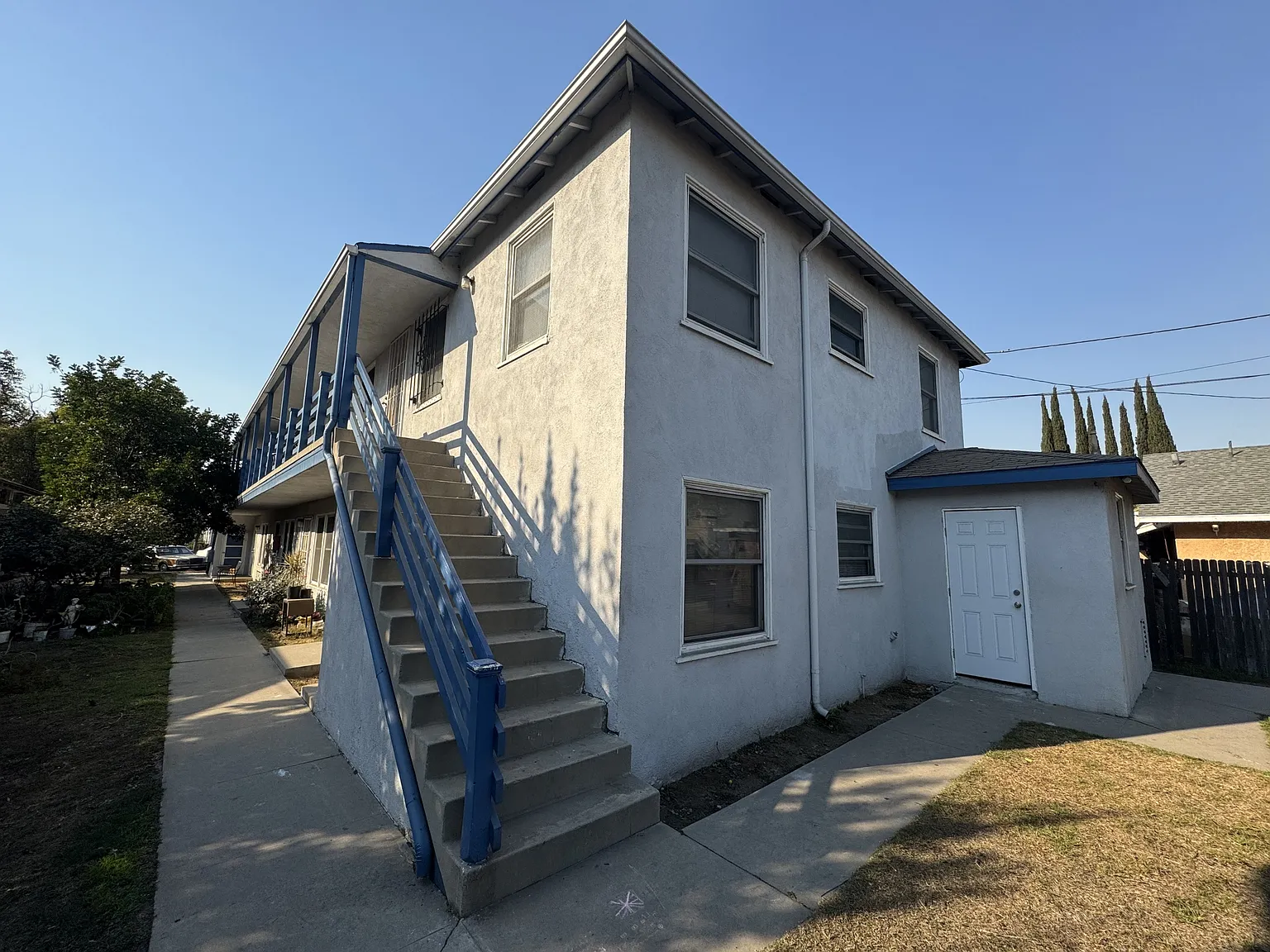 1136 Linden Ave — Photo 2