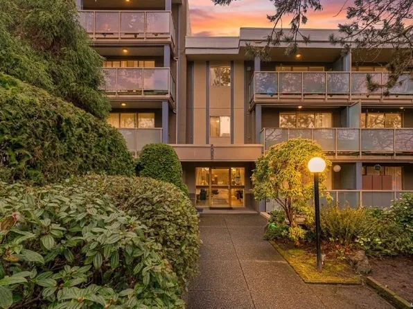 1025 Inverness Rd #313, Saanich, BC V8X 2S2