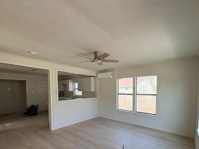 906 Peach St — Photo 9