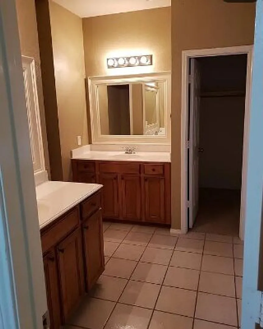 Charming 4-Bedroom, 2.5-Bathroom Home - Available Now — Photo 4