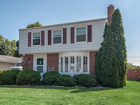 2nd image of 525 Willow Ln
