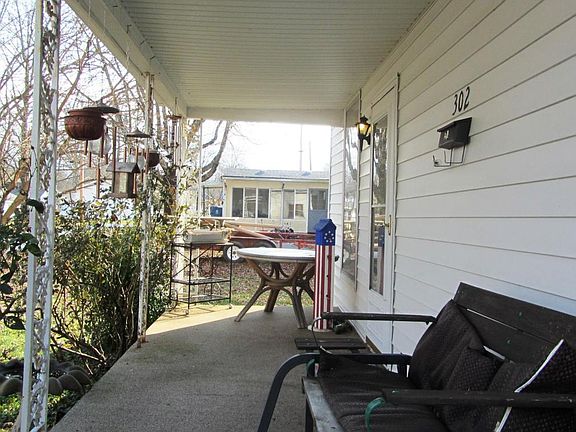 5th image of 302 S Eisenhower Dr