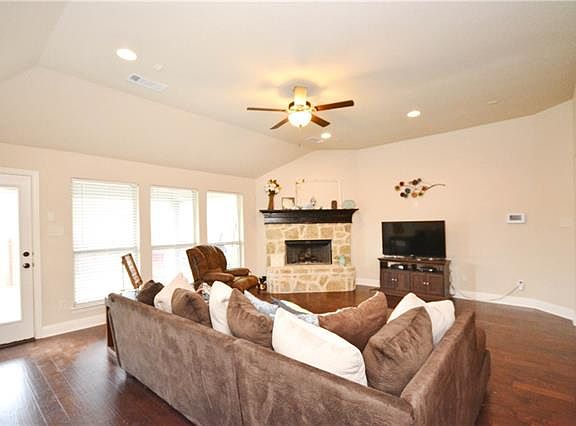 4th image of 3606 Hyde Park Dr