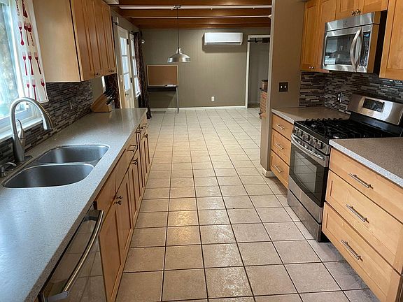 5th image of 1725 Hiawatha Dr SE