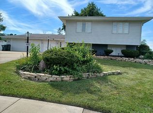 1105 Hermitage Ln, Hoffman Estates, IL 60169