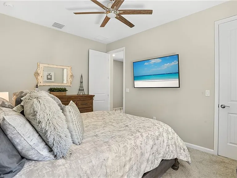 2077 Hamlin St — Photo 20
