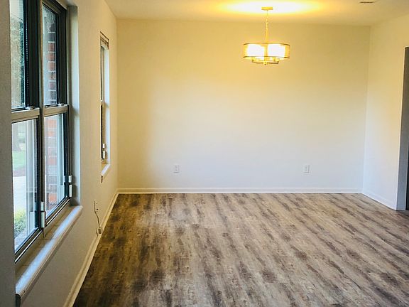 Bright living/dining room