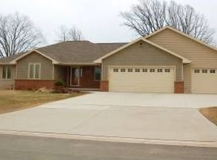 3284 Barkwood Cir, De Pere, WI 54115