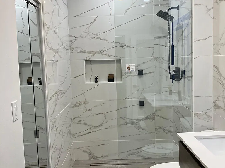 walk in shower/spa/mirrored closet