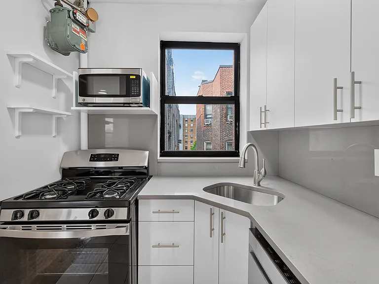 631 E 11th St #24 — Photo 3