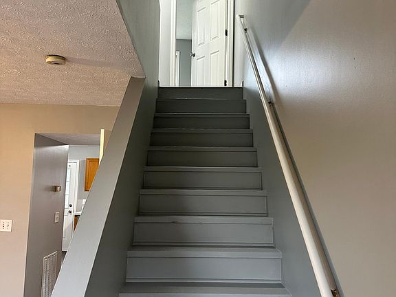 2nd image of 932 Altamont Ct APT 1