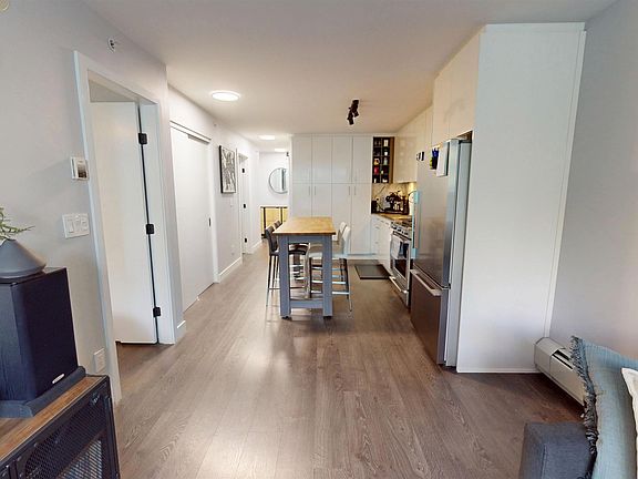 4th image of 231 E Pender St #201