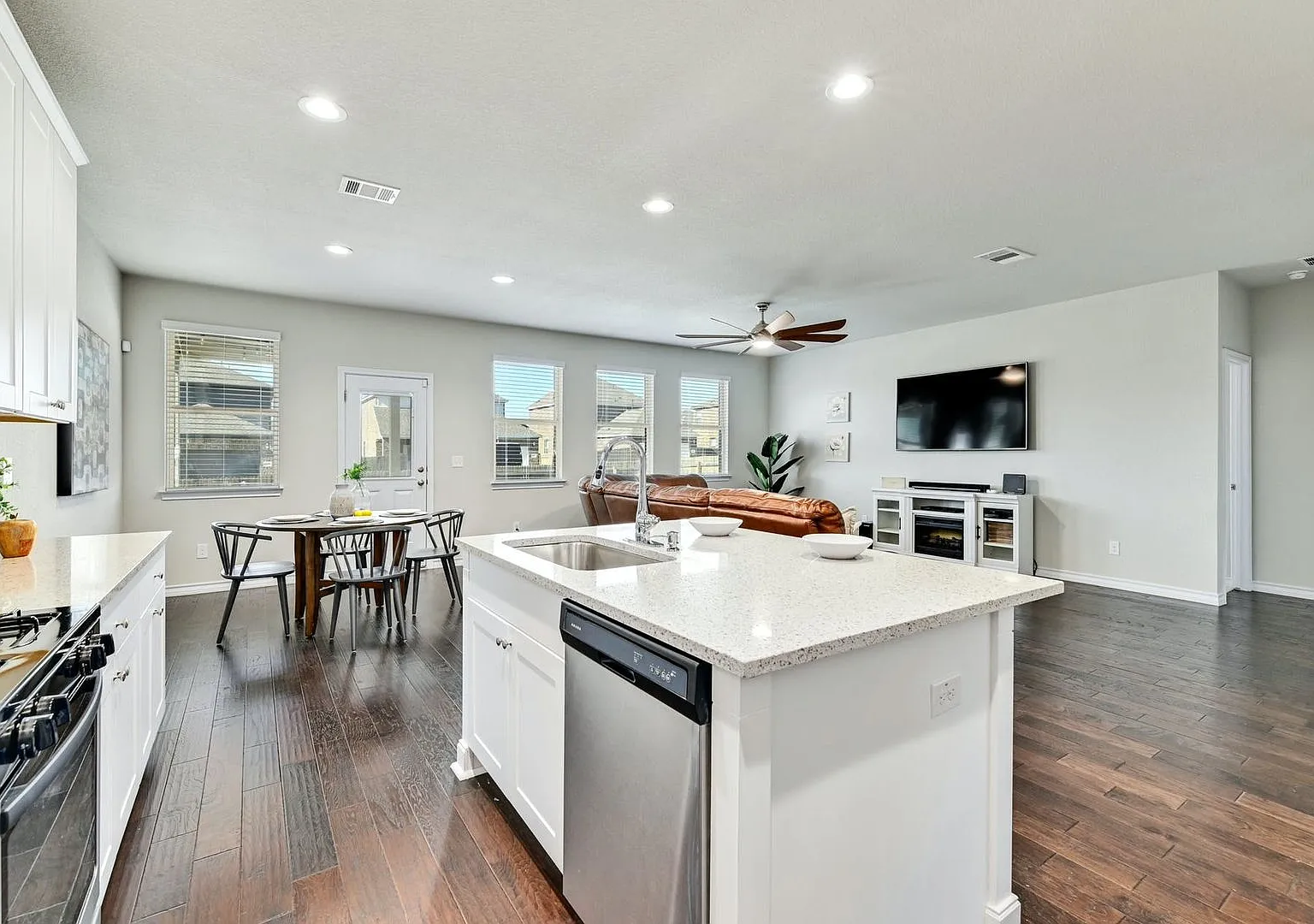 Beautiful 3BR / 2BA Rental Home with 2-Car Garage in Leander! — Photo 2