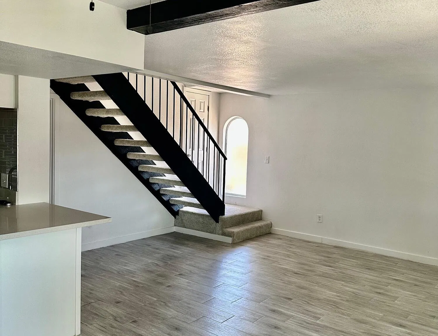 2 bed, 1.5 bath, 968 sqft, $1,495 — Photo 2