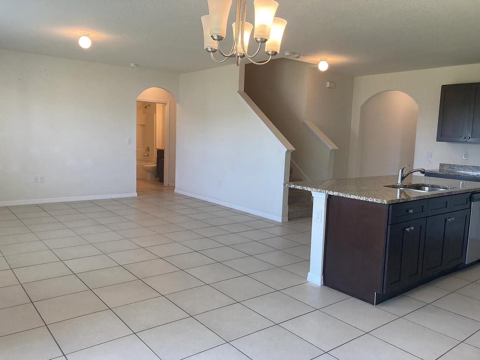 5 bed, 2600 sqft, $2,395 — Photo 4