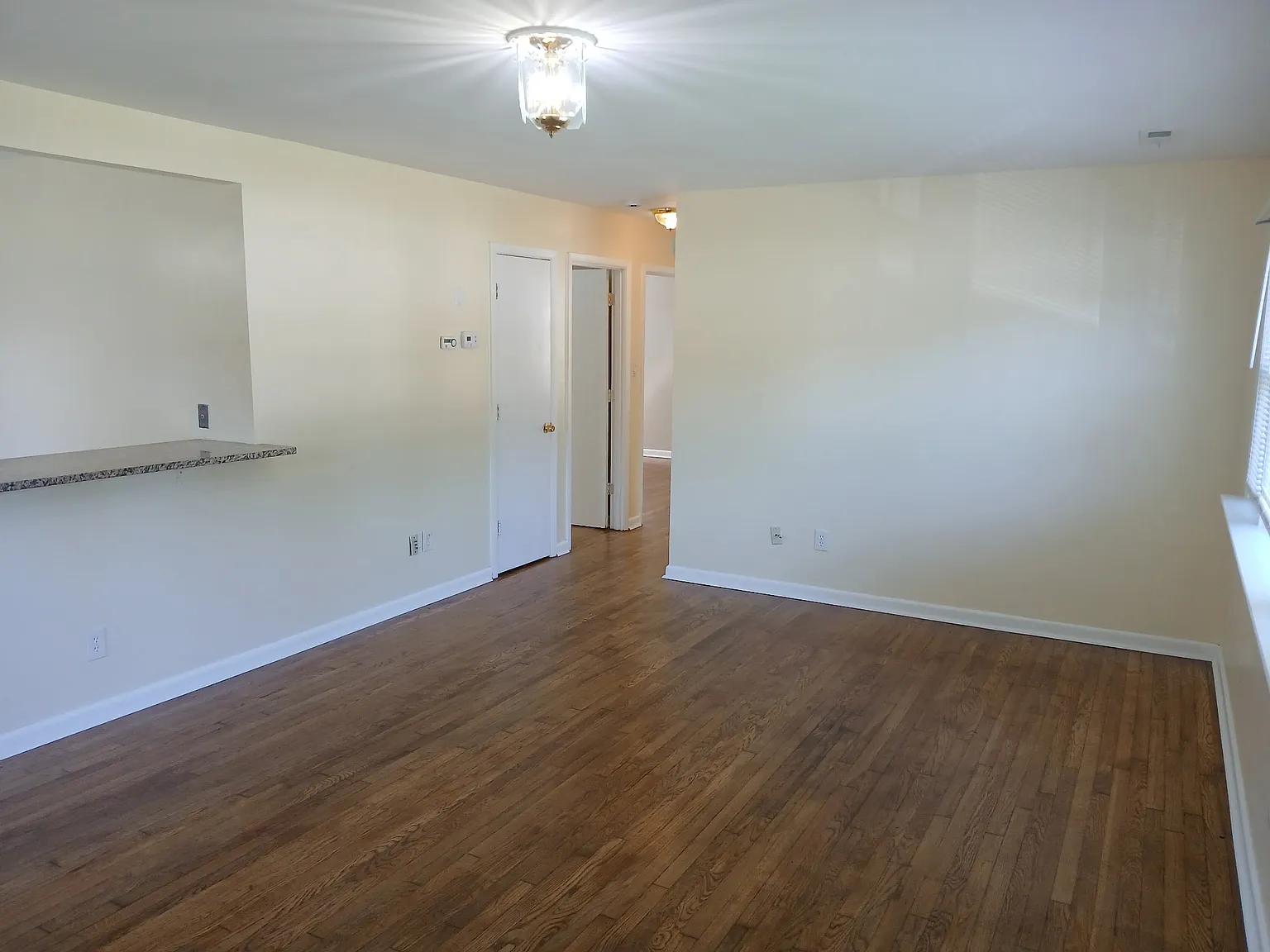 3 bed, 1000 sqft, $1,600 — Photo 3