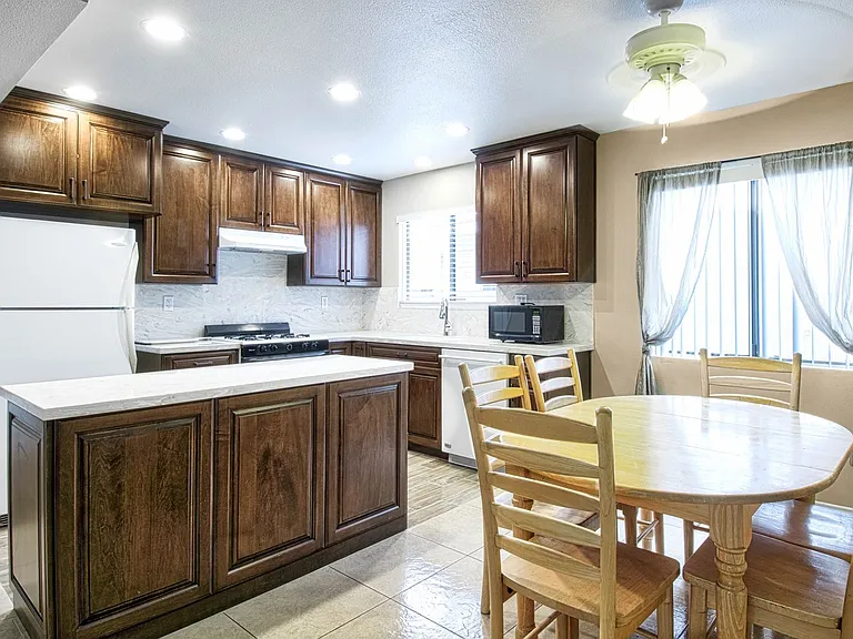 414 E Oceanfront — Photo 7