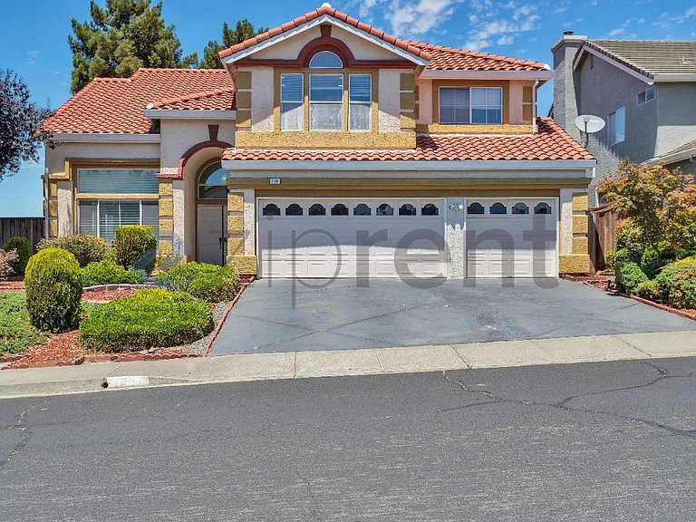1001 Sandhurst Dr — Photo 1