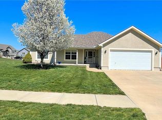 16814 Juniper Dr, Basehor, KS 66007