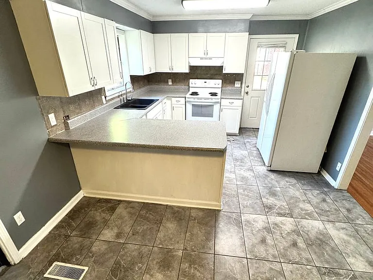 304 Azalea Dr — Photo 5